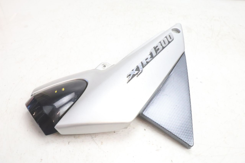 photo de TAMPA ESQUERDA SOB O ASSENTO YAMAHA XJR 1300 (1998 - 2002) - Outro ângulo de visão