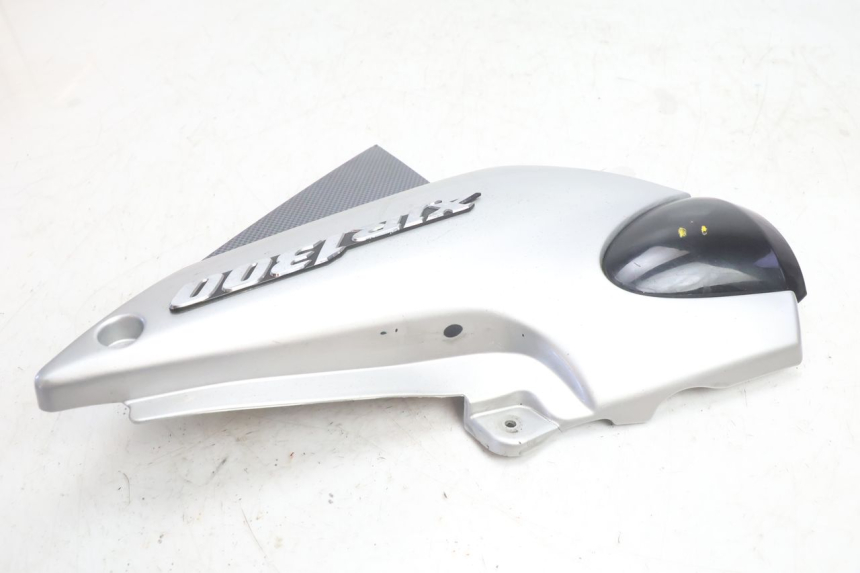 photo de TAMPA ESQUERDA SOB O ASSENTO YAMAHA XJR 1300 (1998 - 2002) - Ampliação técnica