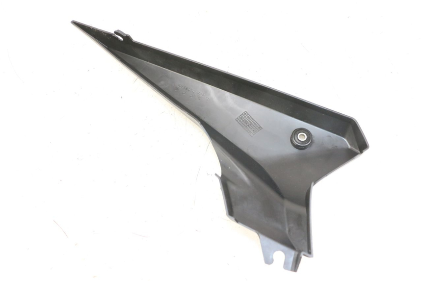 photo de TAMPA DEBAIXO DO BANCO ESQUERDO YAMAHA XJ6 ABS 600 (2008 - 2016) - Detalhe da peça