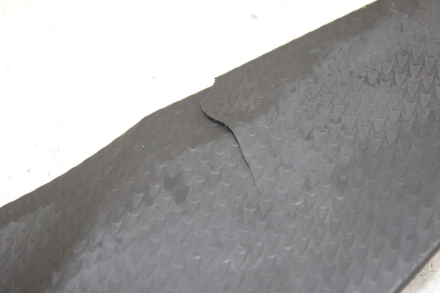 photo de TAMPA DEBAIXO DO BANCO ESQUERDO YAMAHA YZF R1 1000 (2007 - 2008) - Detalhe da peça