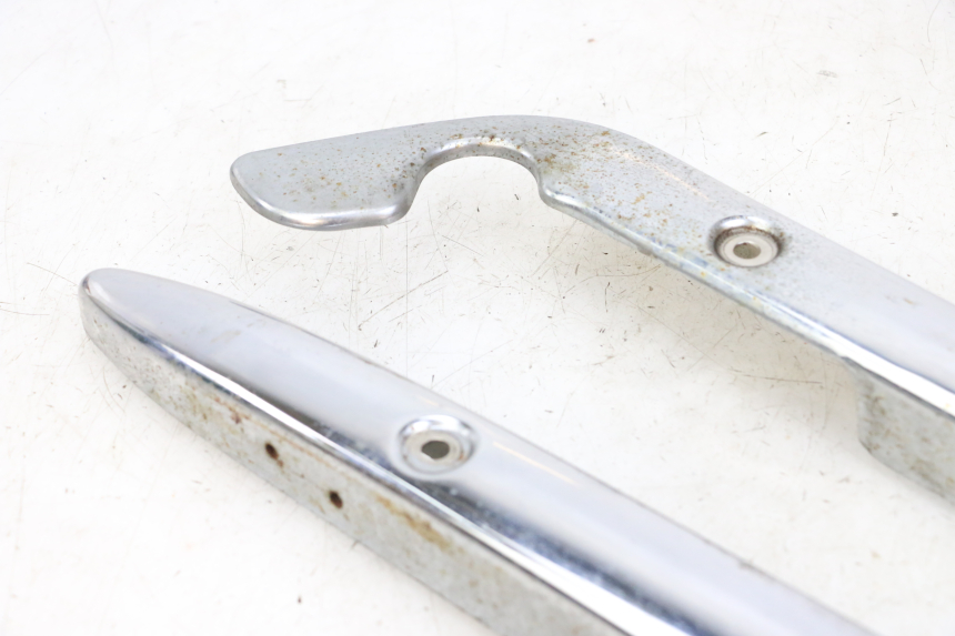 photo de TAMPA DEBAIXO DO BANCO SUZUKI GZ MARAUDER 125 (1998 - 2004) - Pontos de fixação