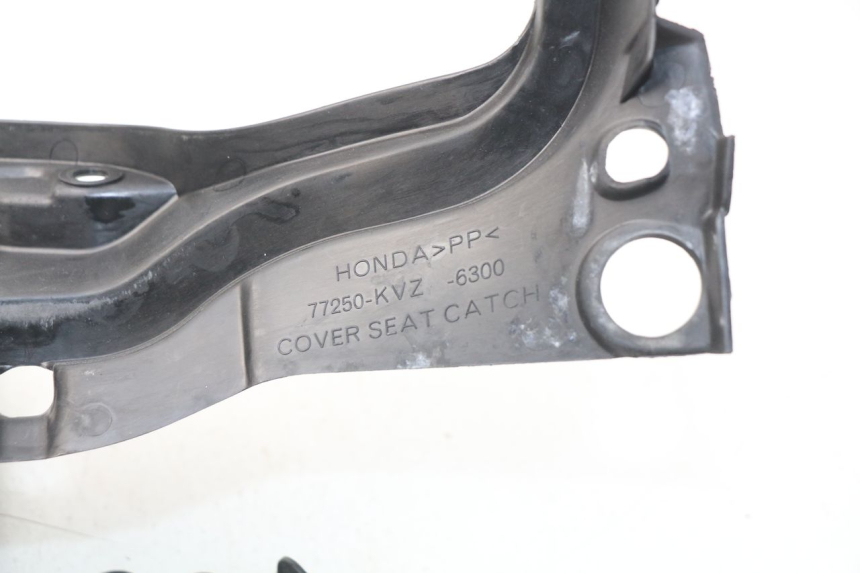 photo de TAMPA DEBAIXO DO BANCO HONDA NSS EX FORZA 250 (2005 - 2013) - Outro ângulo de visão