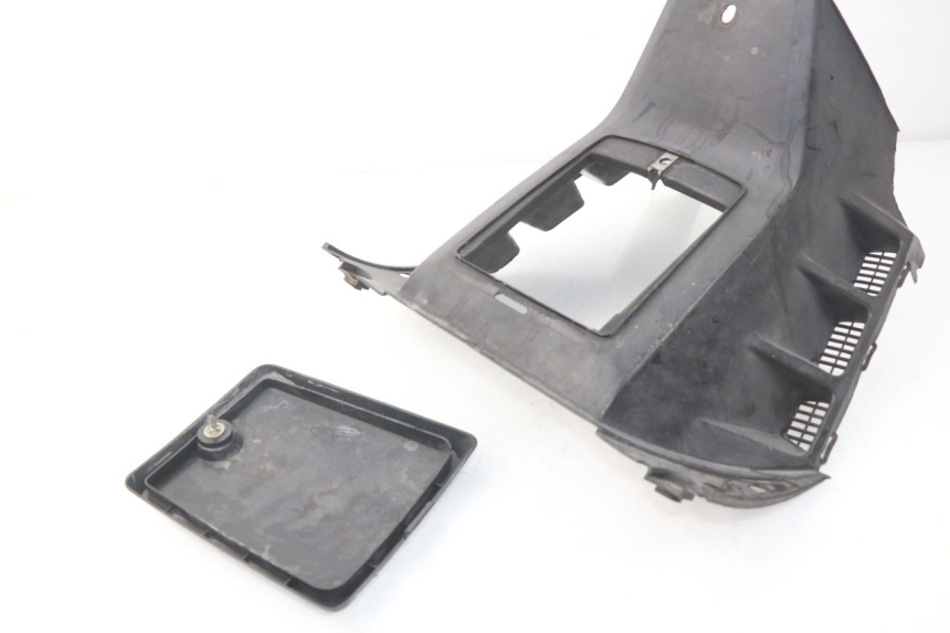 photo de TAMPA DEBAIXO DO BANCO PEUGEOT SX 80 (1986 - 1995) - Detalhe da peça