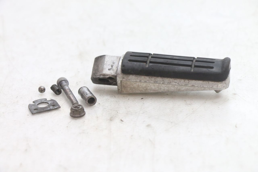 photo de DESCANSO DE PÉ TRASEIRO DIREITO YAMAHA FJR 1300 (2001 - 2005) - Detalhe da peça