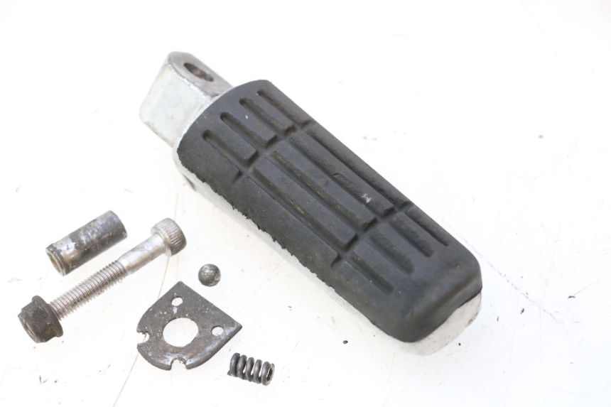 photo de DESCANSO DE PÉ TRASEIRO DIREITO YAMAHA FJR 1300 (2001 - 2005) - Detalhe da peça