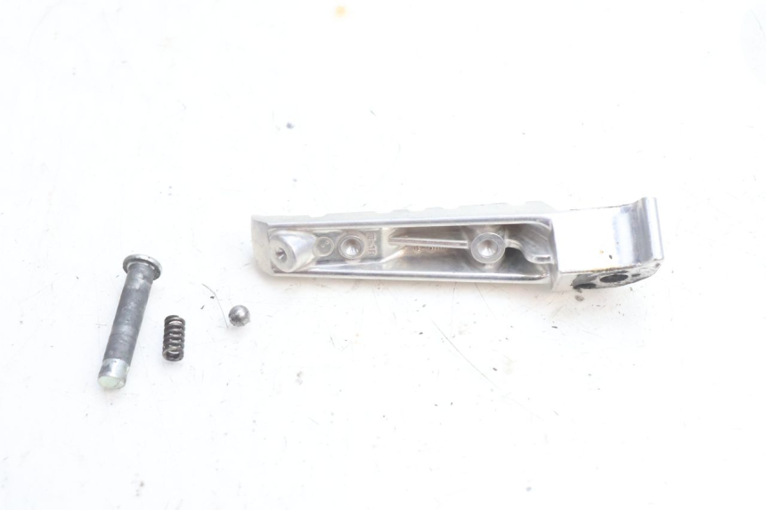 photo de DESCANSO DE PÉ TRASEIRO DIREITO YAMAHA FZ8 800 (2010 - 2016) - Outro ângulo de visão