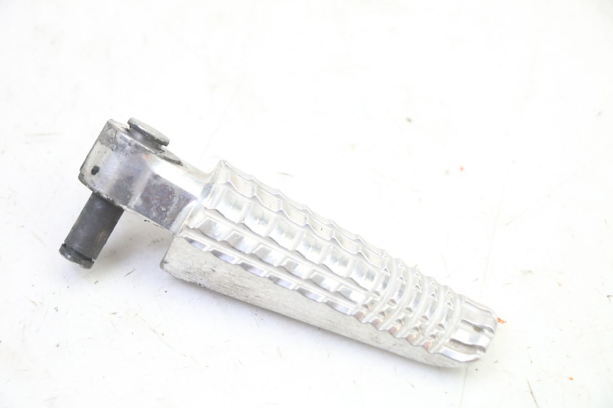 photo de DESCANSO DE PÉ TRASEIRO DIREITO SUZUKI GSR 750 (2011 - 2017) - Detalhe da peça