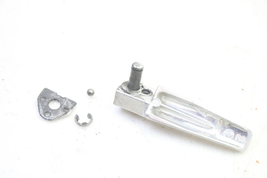 photo de DESCANSO DE PÉ TRASEIRO DIREITO SUZUKI GSR 750 (2011 - 2017) - Outro ângulo de visão