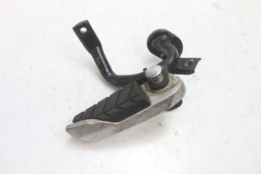 photo de DESCANSO DE PÉ TRASEIRO DIREITO SYM GTS EVO 125 (2009 - 2013) - Outro ângulo de visão