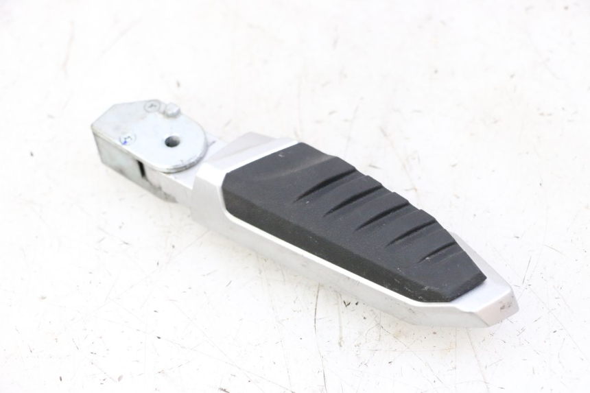 photo de DESCANSO DE PÉ TRASEIRO DIREITO SYM JOYMAX 125 (2010 - 2017) - Detalhe da peça