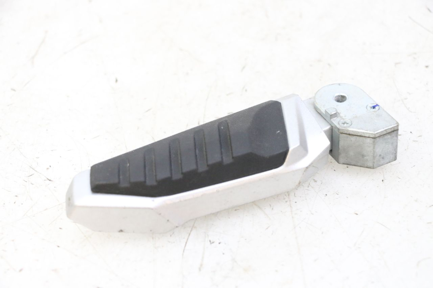 photo de DESCANSO DE PÉ TRASEIRO DIREITO SYM JOYMAX 125 (2010 - 2017) - Ampliação técnica