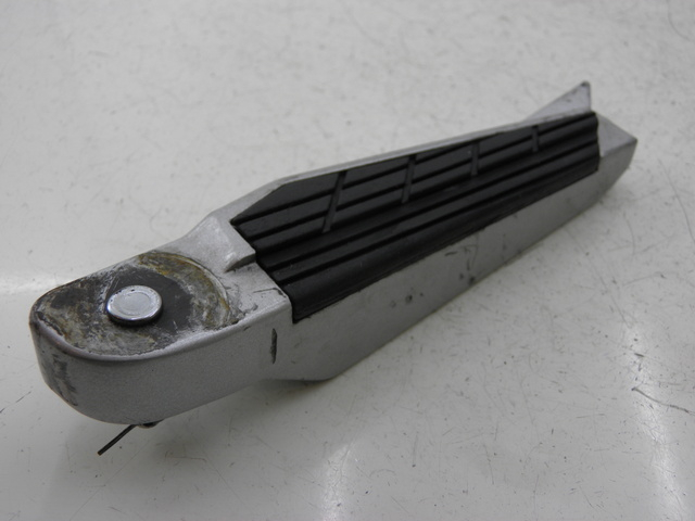 photo de DESCANSO DE PÉ TRASEIRO DIREITO KYMCO XCITING RI ABS 500 (2010) - Ampliação técnica