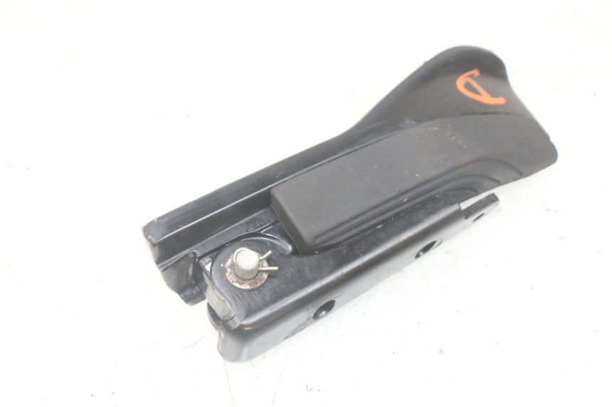 photo de DESCANSO DE PÉ TRASEIRO DIREITO PIAGGIO MP3 HPE 300 (2019 - 2026) - Detalhe da peça
