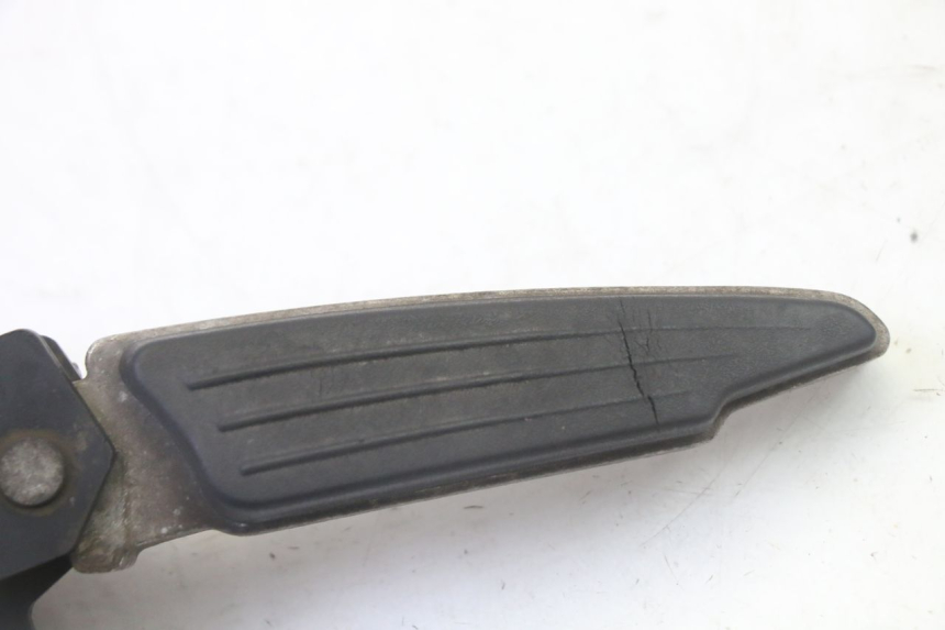photo de DESCANSO DE PÉ TRASEIRO DIREITO PEUGEOT SATELIS 125 (2010 - 2012) - Detalhe da peça