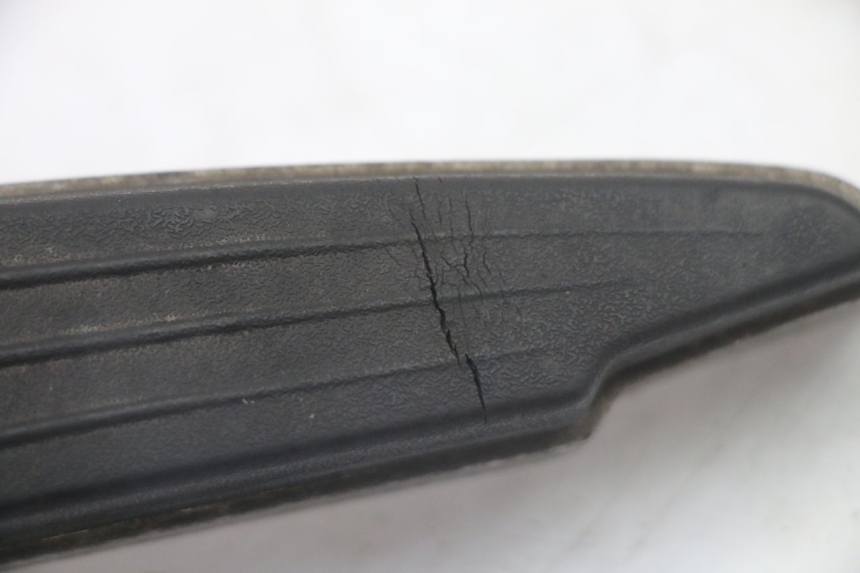 photo de DESCANSO DE PÉ TRASEIRO DIREITO PEUGEOT SATELIS 125 (2010 - 2012) - Zoom do estado de desgaste