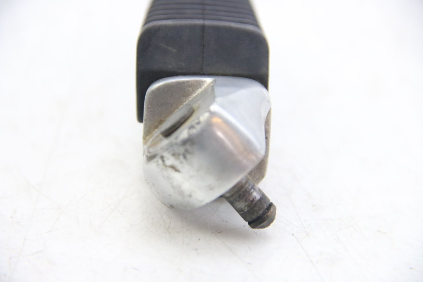 photo de DESCANSO DE PÉ TRASEIRO DIREITO SUZUKI SIXTEEN 125 (2008 - 2010) - Zoom do estado de desgaste