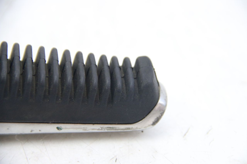 photo de DESCANSO DE PÉ TRASEIRO DIREITO SUZUKI SIXTEEN 125 (2008 - 2010) - Ampliação técnica