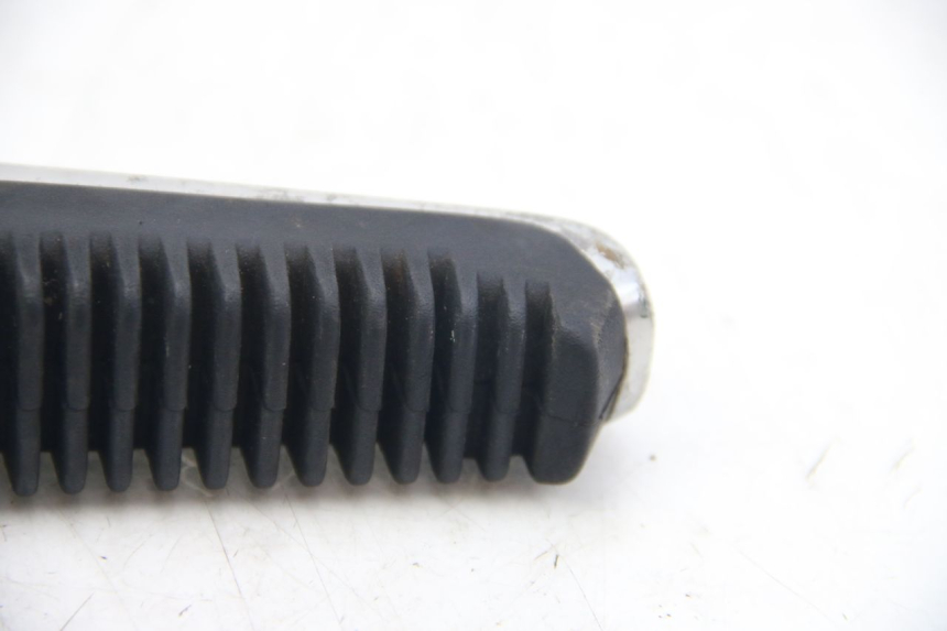 photo de DESCANSO DE PÉ TRASEIRO DIREITO SUZUKI SIXTEEN 125 (2008 - 2010) - Pontos de fixação