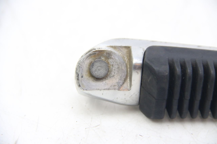 photo de DESCANSO DE PÉ TRASEIRO DIREITO SUZUKI SIXTEEN 125 (2008 - 2010) - Estado da superfície