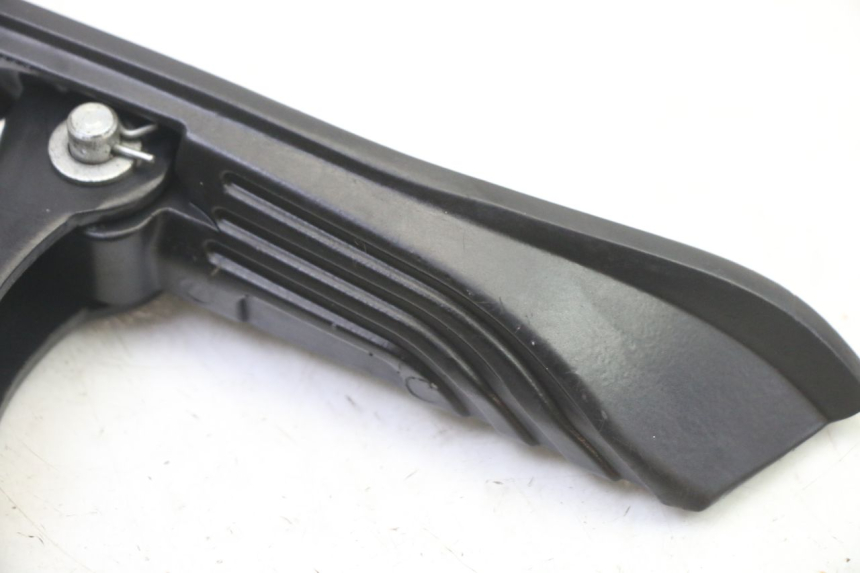 photo de DESCANSO DE PÉ TRASEIRO DIREITO APRILIA SXR 50 (2021 - 2023) - Detalhe da peça