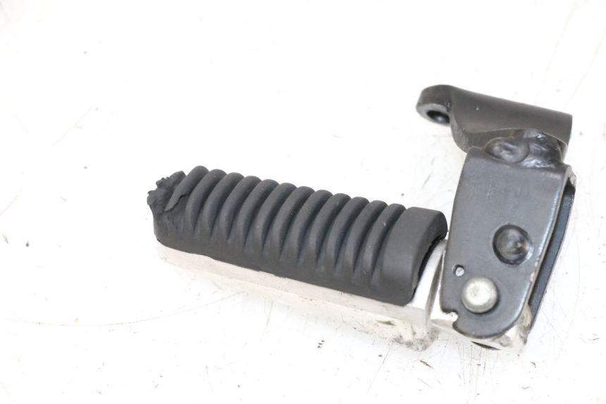 photo de DESCANSO DE PÉ TRASEIRO DIREITO YAMAHA XMAX X-MAX 125 (2006 - 2009) - Detalhe da peça