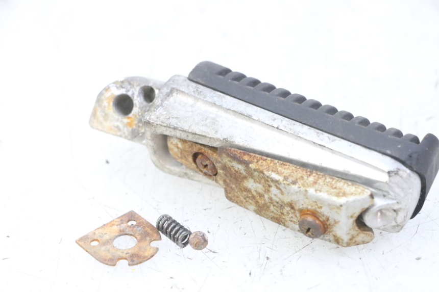 photo de DESCANSO DE PÉ TRASEIRO DIREITO YAMAHA XJ6 ABS 600 (2008 - 2016) - Zoom do estado de desgaste