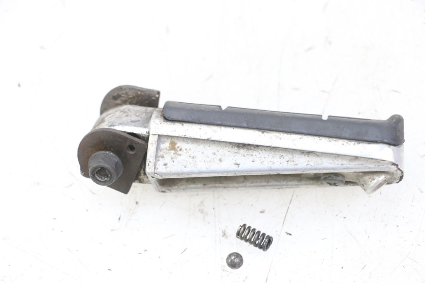 photo de DESCANSO DE PÉ TRASEIRO DIREITO YAMAHA FZS FAZER 600 (2001 - 2003) - Detalhe da peça