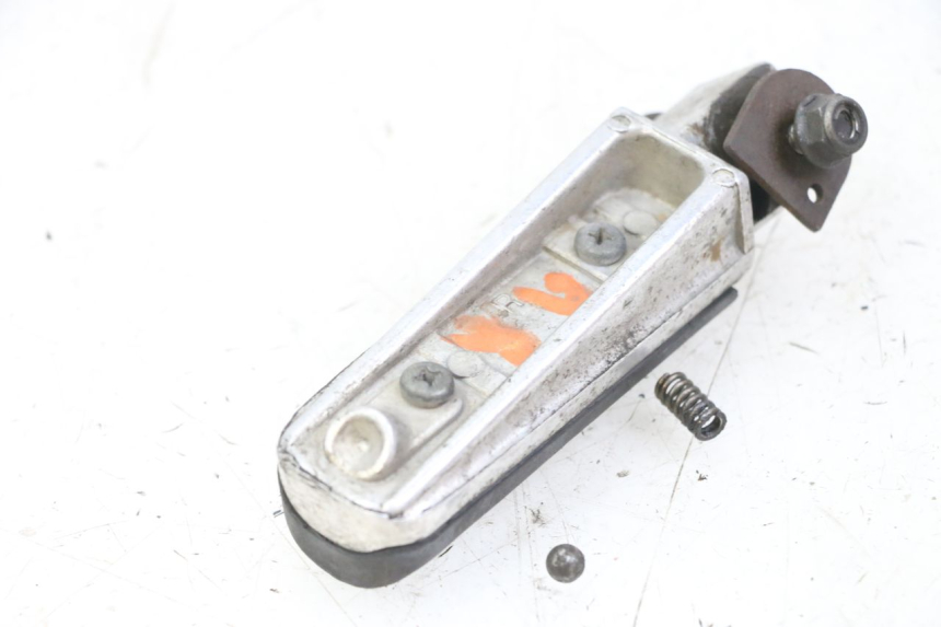 photo de DESCANSO DE PÉ TRASEIRO DIREITO YAMAHA FZS FAZER 600 (2001 - 2003) - Zoom do estado de desgaste