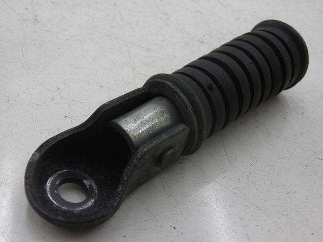 photo de DESCANSO DE PÉ TRASEIRO DIREITO YAMAHA SR 125 (1982 - 2003) - Zoom do estado de desgaste