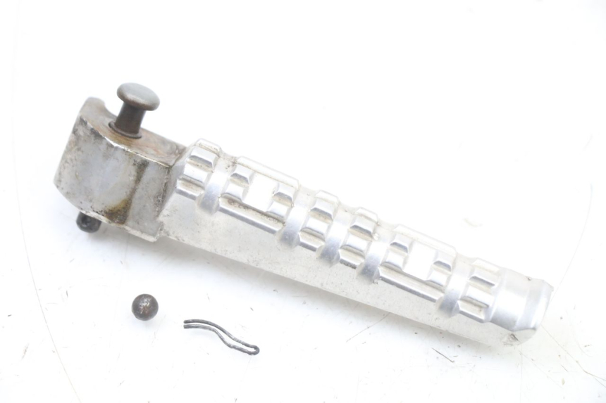 photo de DESCANSO DE PÉ TRASEIRO DIREITO YAMAHA X-MAX XMAX ABS 250 (2010 - 2014) - Detalhe da peça