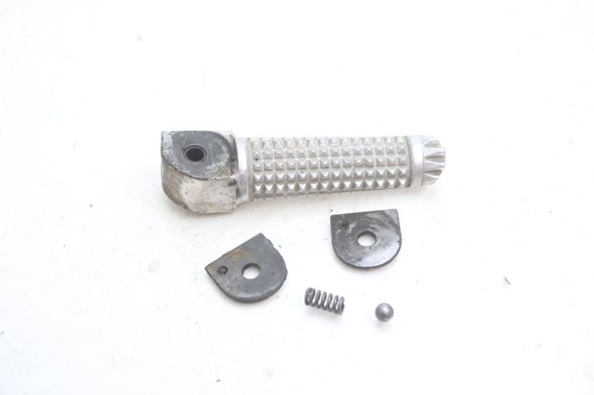 photo de DESCANSAPIÉS TRASERO DERECHO YAMAHA YZF R GENESIS 750 (1993 - 1998) - Detalhe da peça