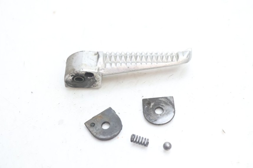 photo de DESCANSAPIÉS TRASERO DERECHO YAMAHA YZF R GENESIS 750 (1993 - 1998) - Zoom do estado de desgaste