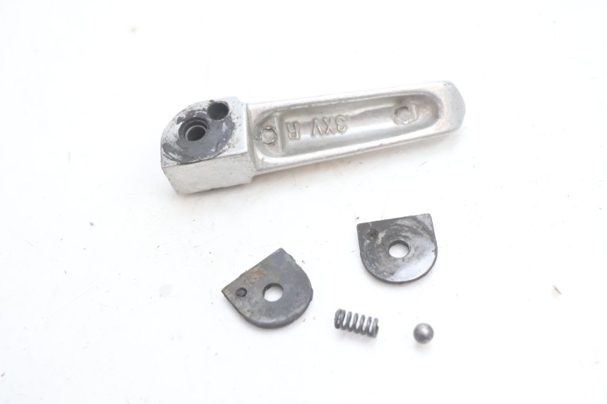 photo de DESCANSAPIÉS TRASERO DERECHO YAMAHA YZF R GENESIS 750 (1993 - 1998) - Outro ângulo de visão