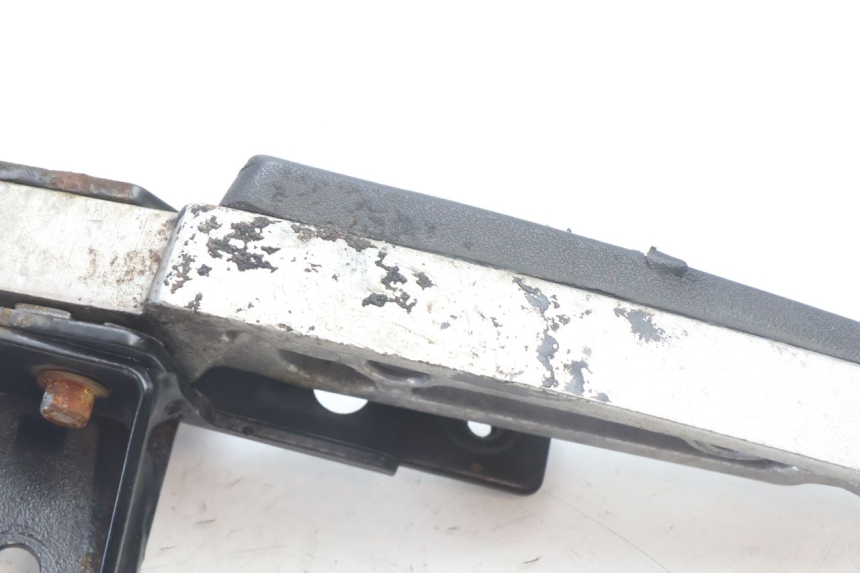 photo de DESCANSO DE PÉ TRASEIRO ESQUERDO PEUGEOT CITYSTAR 2T 50 (2018 - 2021) - Pontos de fixação