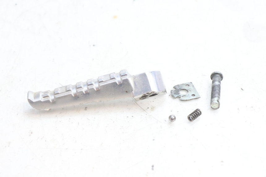 photo de DESCANSO DE PÉ TRASEIRO ESQUERDO YAMAHA FZ8 800 (2010 - 2016) - Detalhe da peça