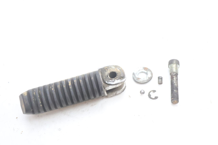 photo de DESCANSO DE PÉ TRASEIRO ESQUERDO SUZUKI GSF N BANDIT 1200 (2001 - 2005) - Detalhe da peça