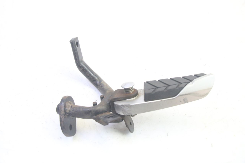 photo de DESCANSO DE PÉ TRASEIRO ESQUERDO SYM GTS EVO 125 (2009 - 2013) - Ampliação técnica
