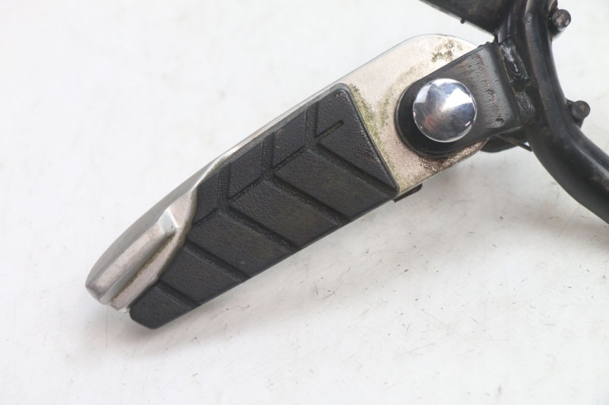 photo de DESCANSO DE PÉ TRASEIRO ESQUERDO SYM GTS EVO 125 (2009 - 2013) - Detalhe da peça