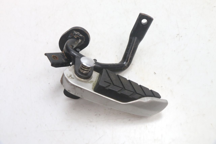 photo de DESCANSO DE PÉ TRASEIRO ESQUERDO SYM GTS EVO 125 (2009 - 2013) - Outro ângulo de visão