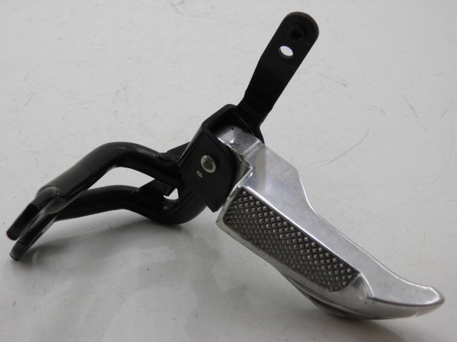 photo de DESCANSO DE PÉ TRASEIRO ESQUERDO HONDA NHX LEAD 110 (2008 - 2010) - Detalhe da peça