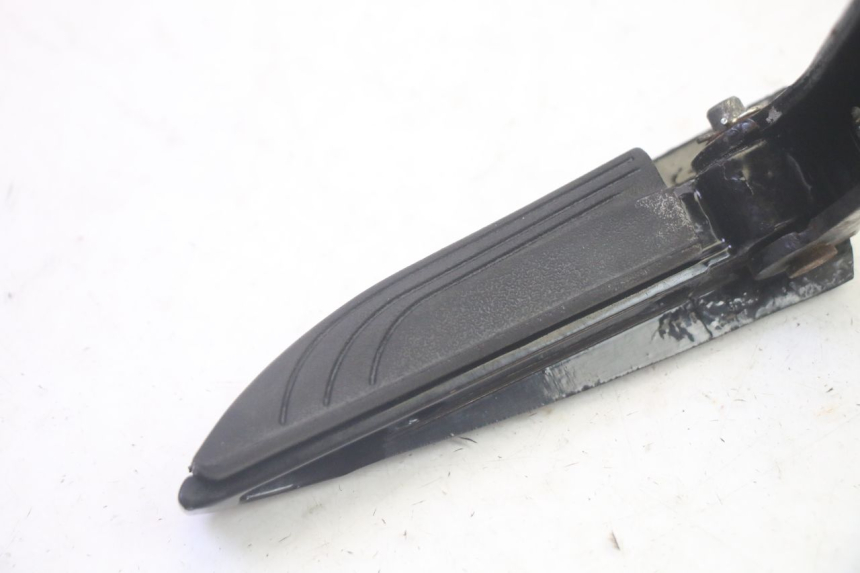 photo de DESCANSO DE PÉ TRASEIRO ESQUERDO PIAGGIO MP3 HPE 350 (2018 - 2020) - Detalhe da peça