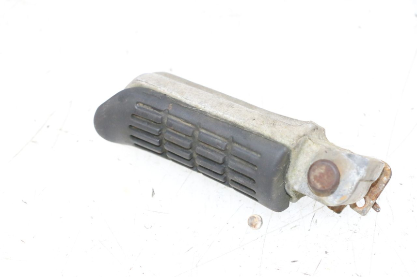 photo de DESCANSO DE PÉ TRASEIRO ESQUERDO HONDA NSR R 125 (1994 - 2003) - Detalhe da peça