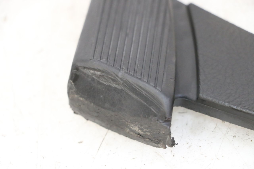 photo de DESCANSO DE PÉ TRASEIRO ESQUERDO PIAGGIO VESPA S 2T 50 (2007 - 2014) - Detalhe da peça