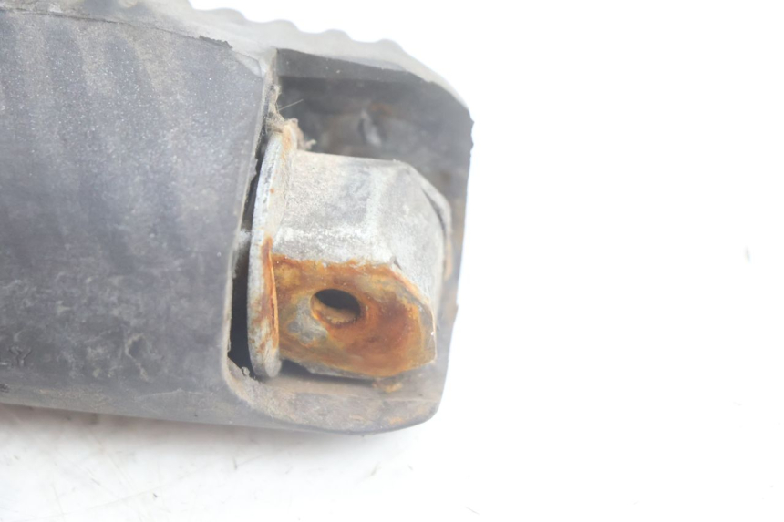 photo de DESCANSO DE PÉ TRASEIRO ESQUERDO APRILIA SCARABEO GT 125 (1999 - 2007) - Outro ângulo de visão