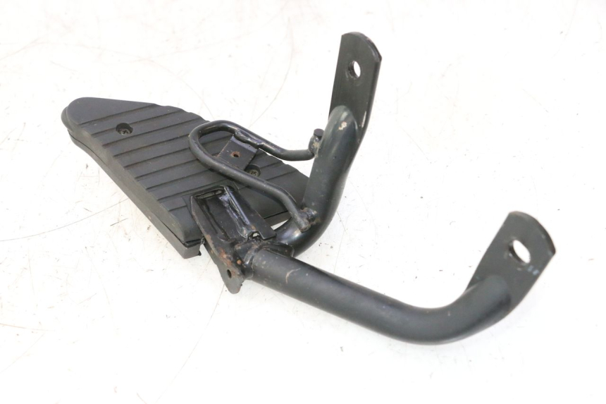 photo de DESCANSO DE PÉ TRASEIRO ESQUERDO HONDA SH 125 (2001 - 2003) - Detalhe da peça