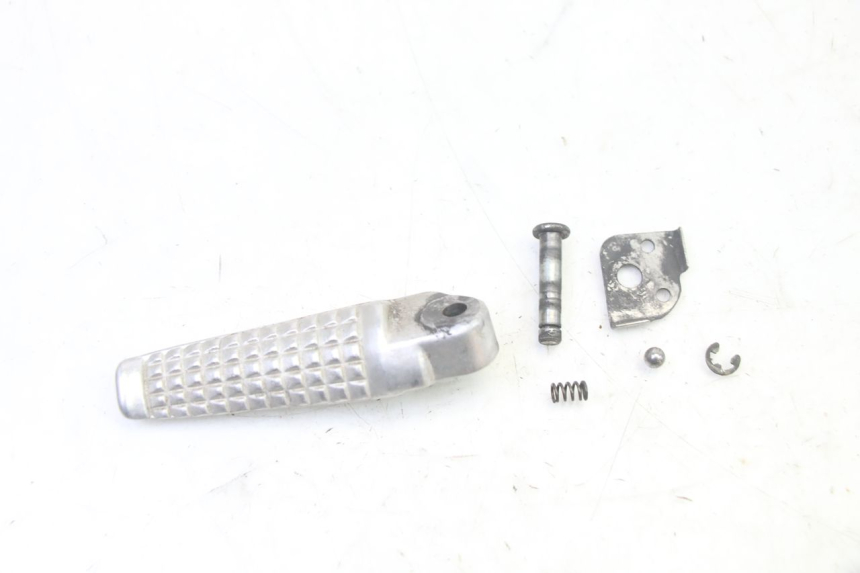 photo de DESCANSO DE PÉ TRASEIRO ESQUERDO SUZUKI SV S 650 (2003 - 2009) - Detalhe da peça