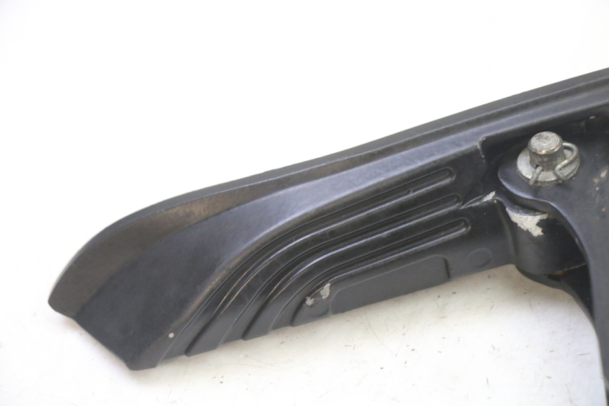 photo de DESCANSO DE PÉ TRASEIRO ESQUERDO APRILIA SXR 50 (2021 - 2023) - Detalhe da peça