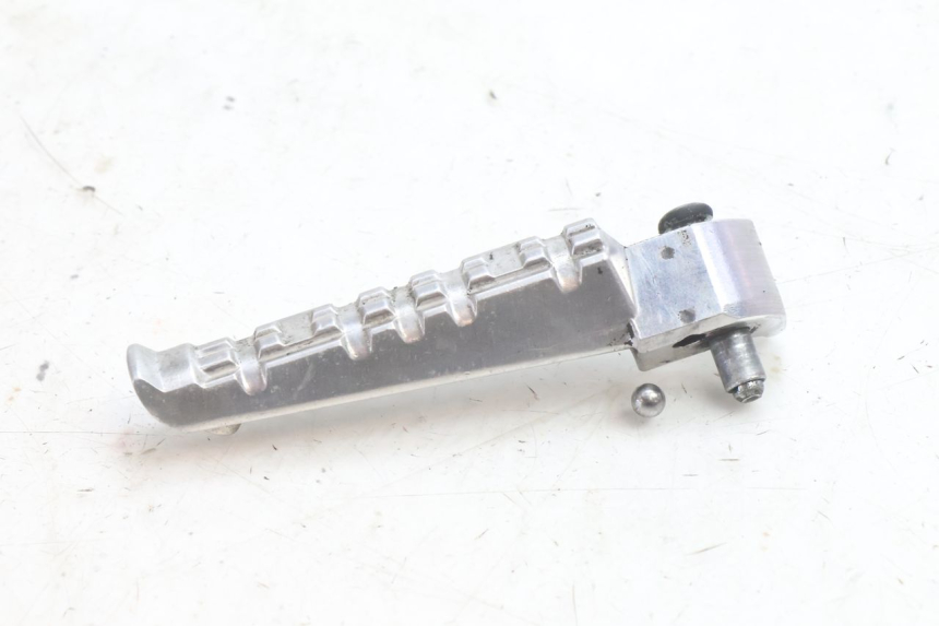 photo de DESCANSO DE PÉ TRASEIRO ESQUERDO YAMAHA X-MAX XMAX 125 (2010 - 2013) - Detalhe da peça
