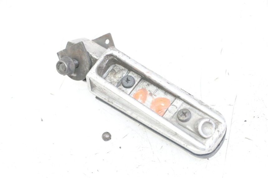 photo de DESCANSO DE PÉ TRASEIRO ESQUERDO YAMAHA FZS FAZER 600 (2001 - 2003) - Detalhe da peça