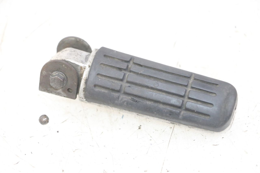photo de DESCANSO DE PÉ TRASEIRO ESQUERDO YAMAHA FZS FAZER 600 (2001 - 2003) - Outro ângulo de visão